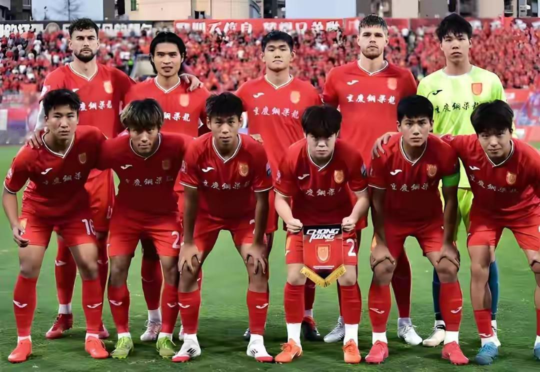 重庆铜梁龙不会带起中超流行防守反击踢双外援后卫之风吧！冲超后的重庆铜梁龙采取双外