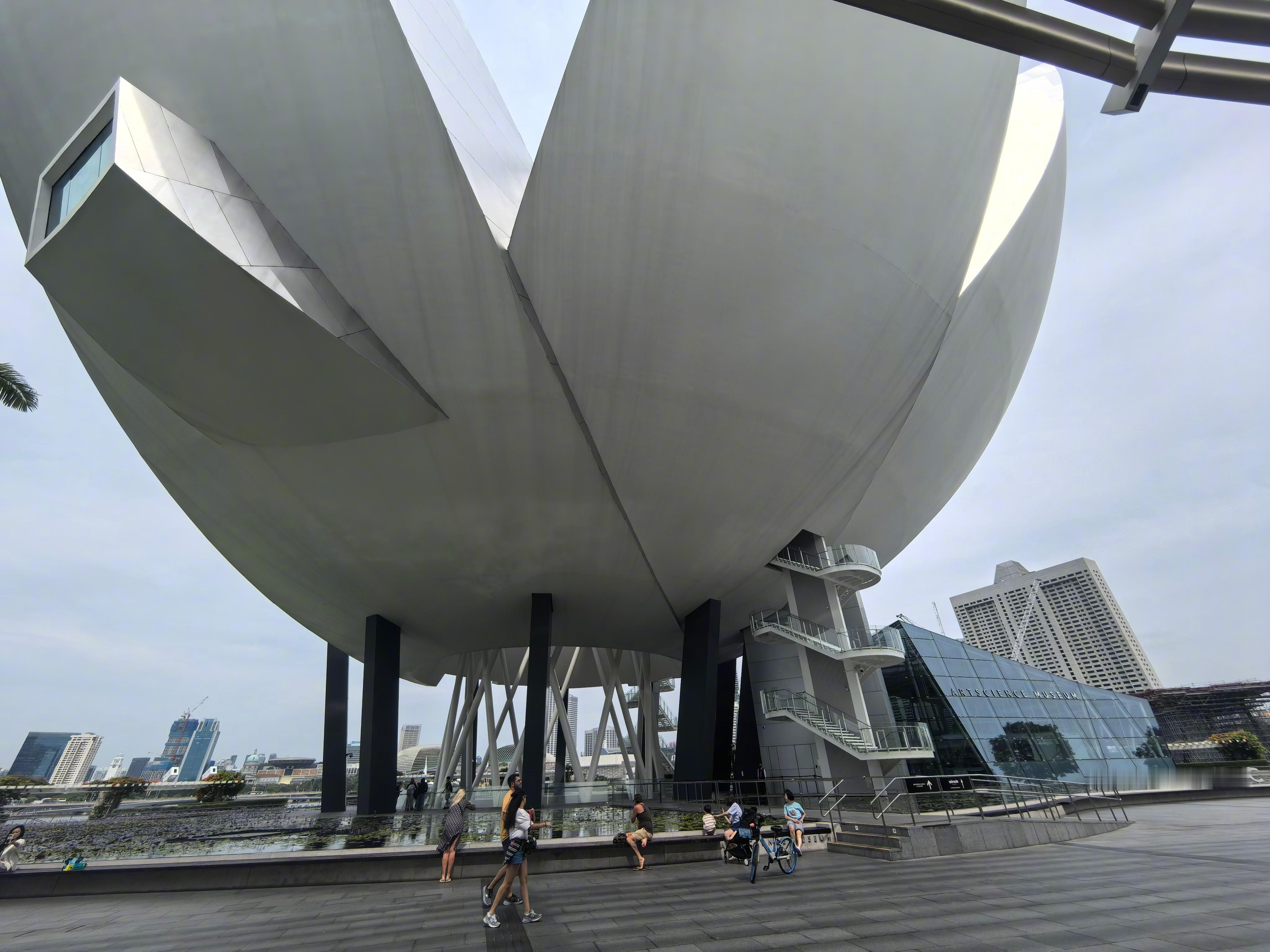 新加坡的艺术科学馆，两年前我来过，咱是搞科学的人啊，新加坡科技领先，我怎么也得学