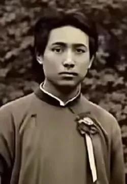 咱来看看毛主席24岁时的这张照片，那真是帅啊！但毛主席的帅可不光在外表。有些人