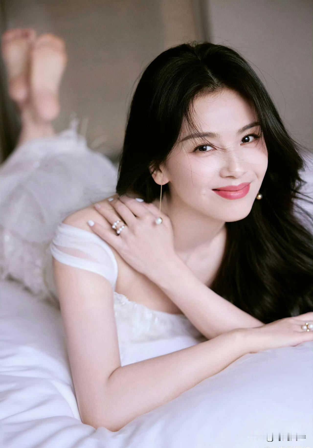 光着脚丫的刘涛，松弛感满满。