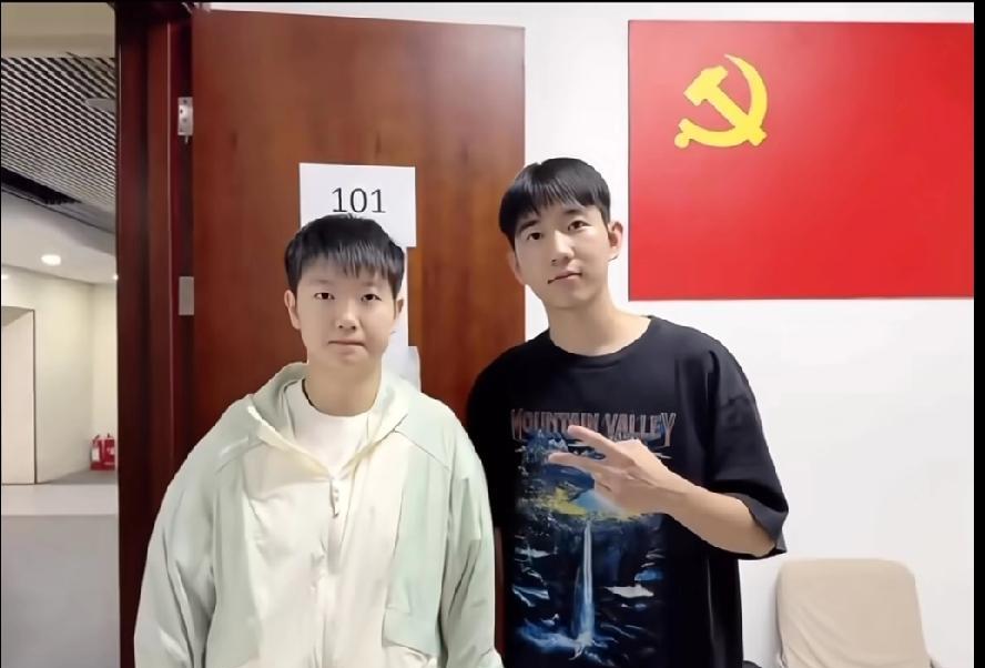 偶遇孙颖莎的珍贵瞬间今天刷到一张没见过的孙颖莎合照，瞬间被可爱到了！莎莎穿着浅