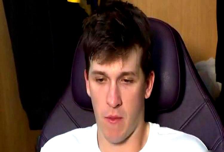 放弃近九千万美元的落袋为安，是场残忍的豪赌。去年夏天，湖人后卫里夫斯拒绝了球