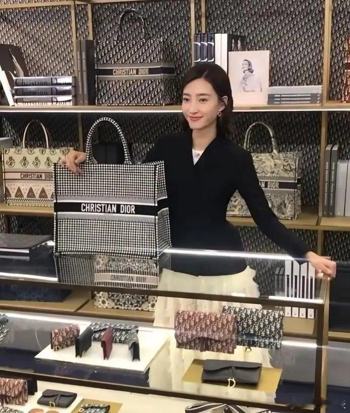 王丽坤40岁下海拍短剧，前夫被判无期。素颜女神也是豪门梦碎的典型案例