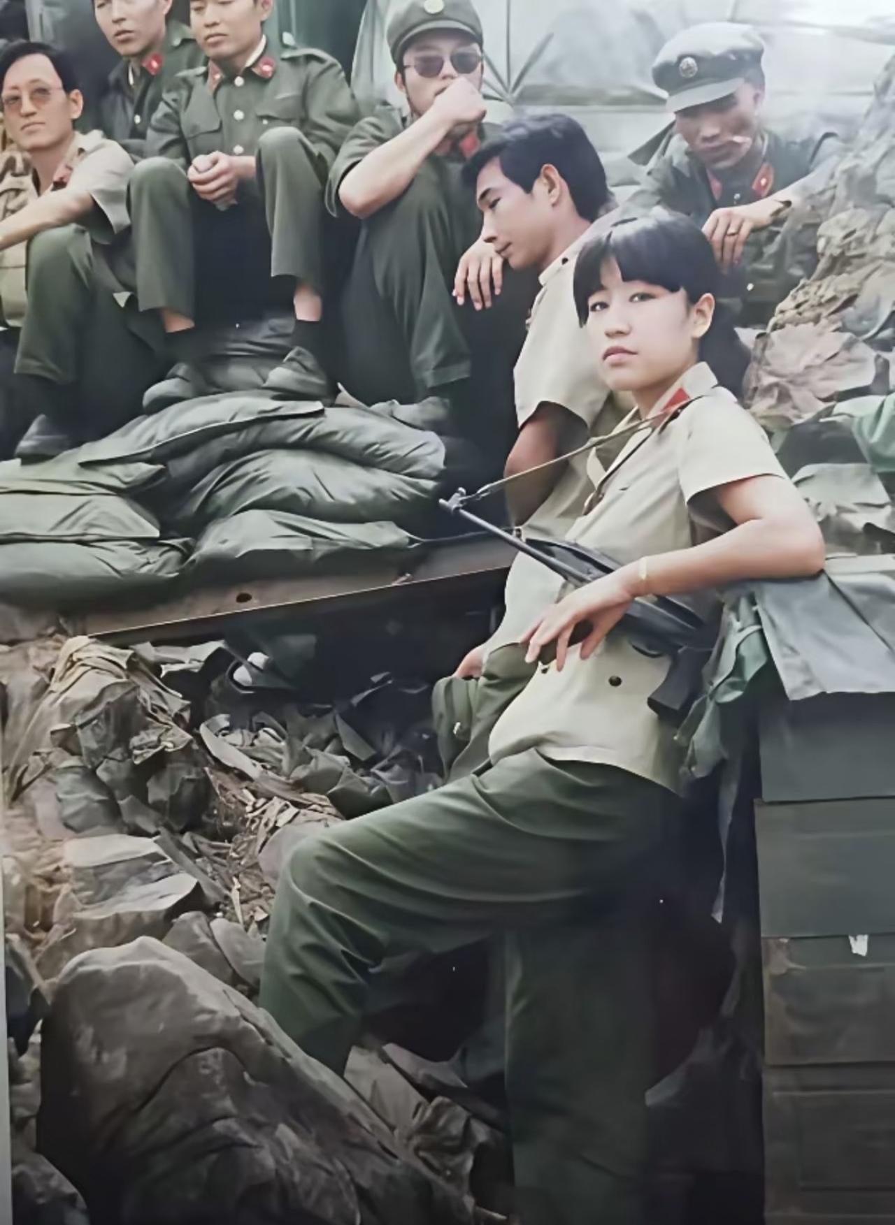 很多人以为87年老山前线的女兵，都只在后方包扎所待着？真不是。我朋友的老爸当年是