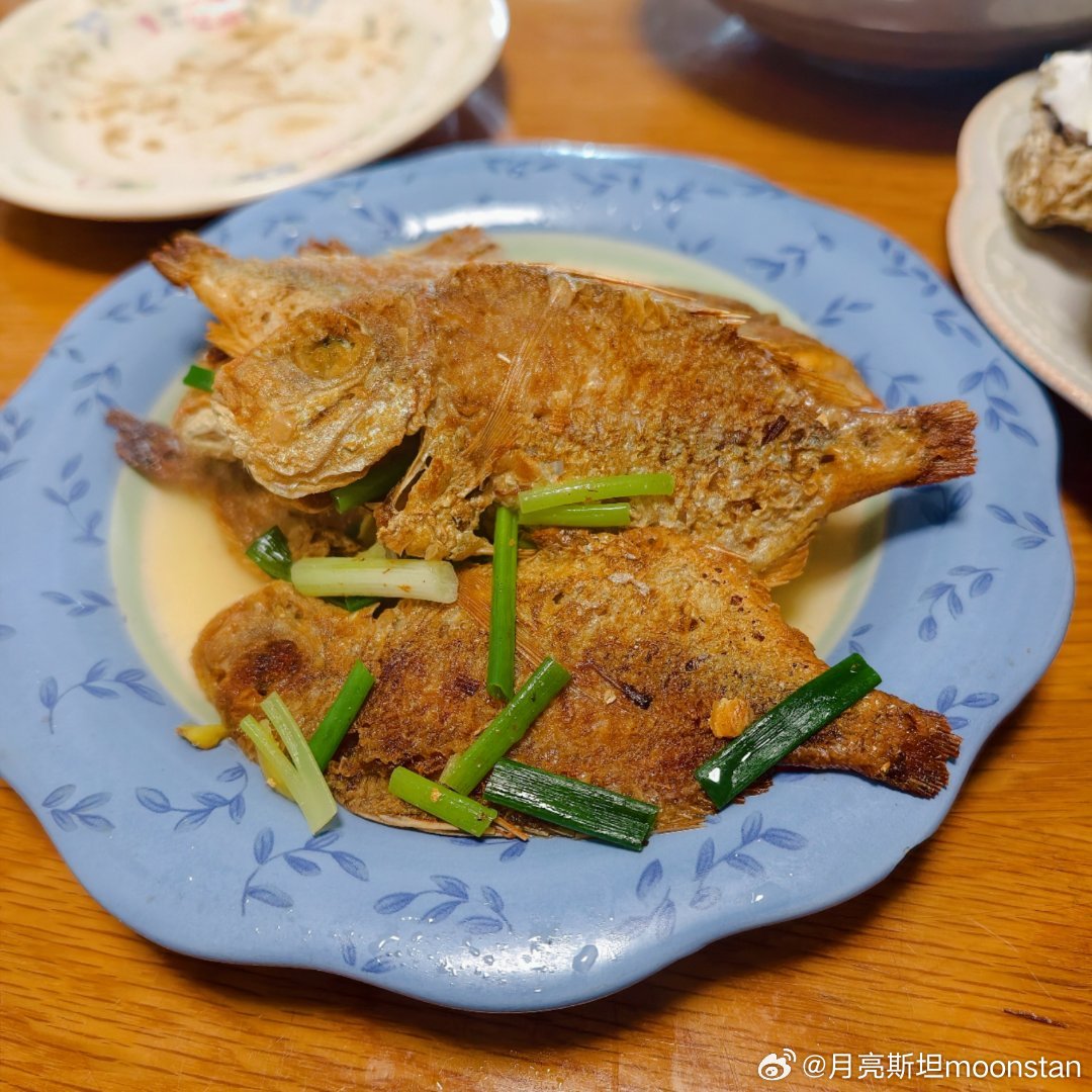 咱就是说家里两个运动员，伙食要跟上。给妹妹蒸了一盘生蚝，给哥哥煎了牛排。这个季节