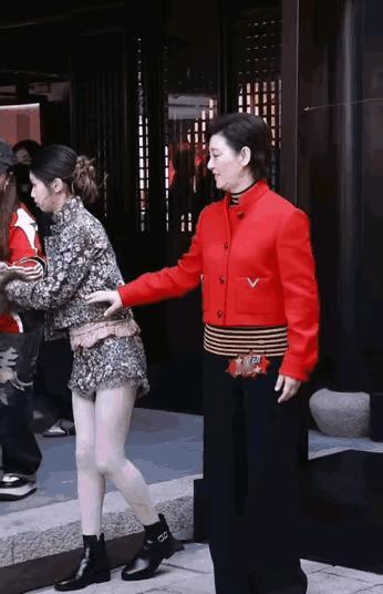 我要是徐帆，看到辛辛苦苦养大的女儿徐朵这个“忤逆”的样子，我得懊恼死。​徐帆