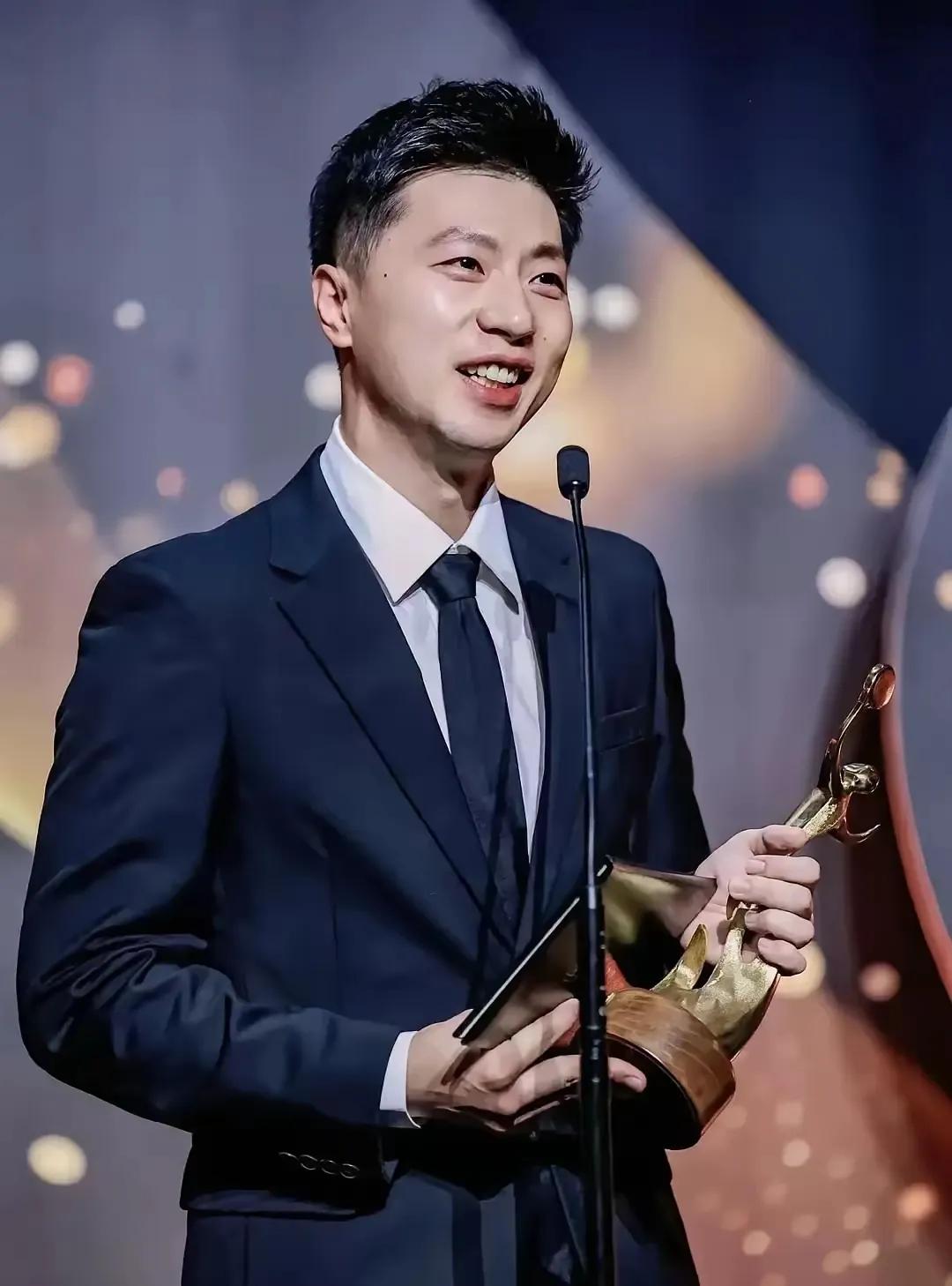 马龙那张“乖乖牌”脸真的太会伪装了！镜头前永远笑眯眯，像极了老师眼里听话懂事的学