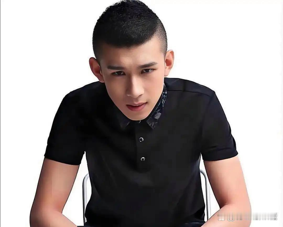 天佑在YY直播全脸解封，4864粉丝激动落泪。8年前因为涉毒被封，现在又能露脸