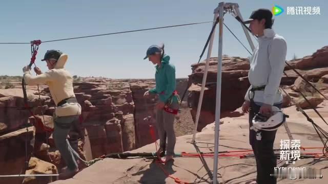 王一博体验高空扁带后采访费丝转型心路王一博开始采访别人了@UNIQ-王一博在
