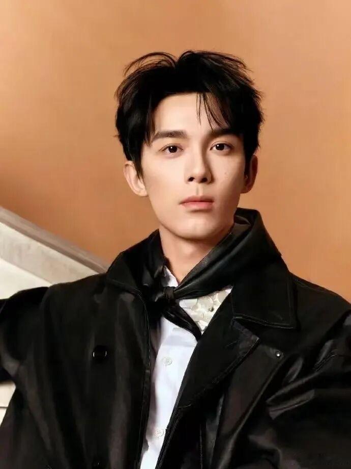 某个男星和吴磊抢电动车代言，代言费快打骨折了，降了很多，最后也没能抢赢吴磊，商家