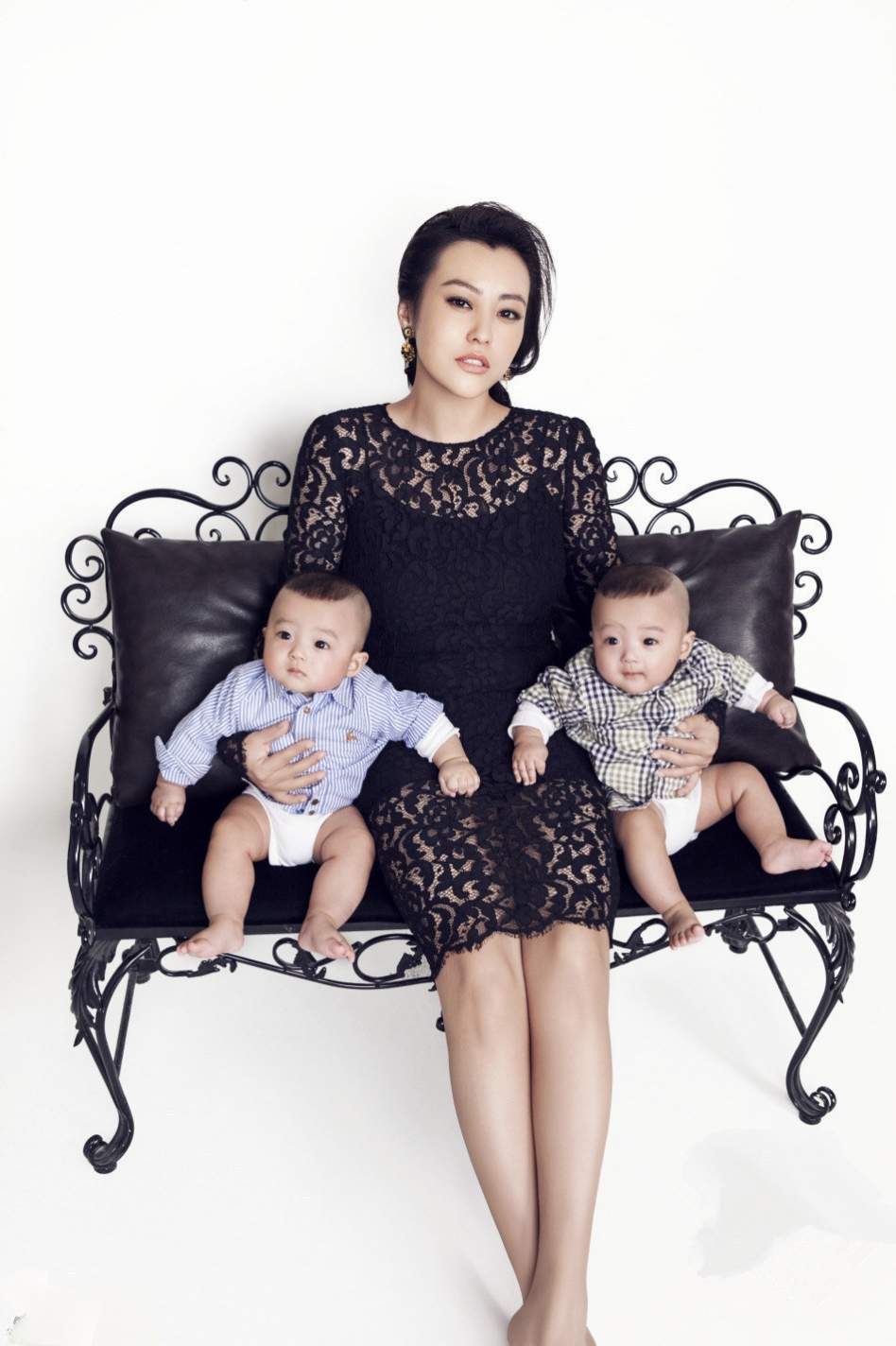 一次，主持人问郝蕾:“你家双胞胎长得这么像，你是怎么辨认他们两个的？”郝蕾说:“