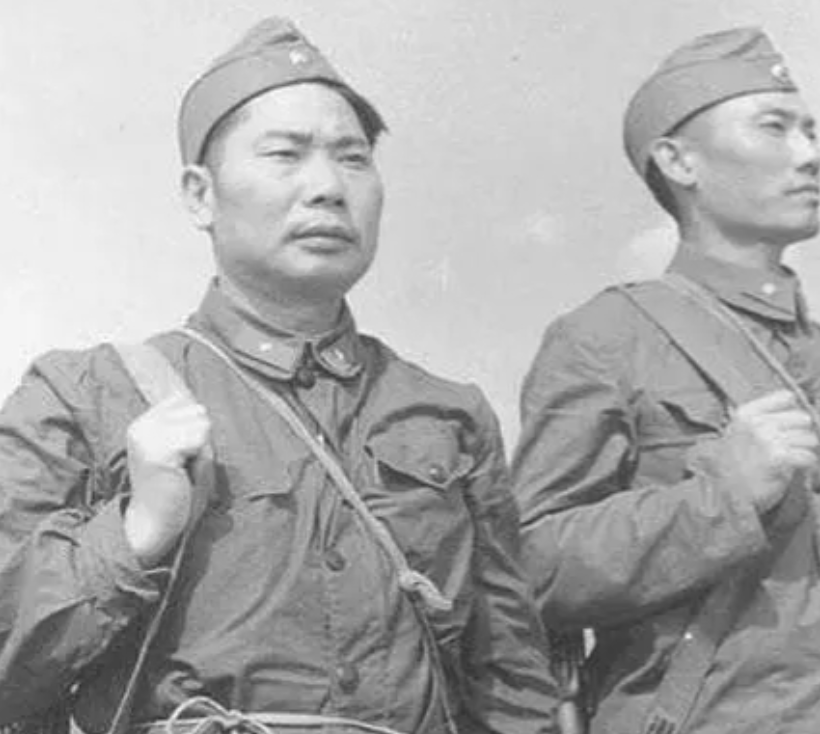 抗战中，杨得志带着一个排的卫兵押送彭老总给的1万大洋军饷，虽说沿途都是解放区，但