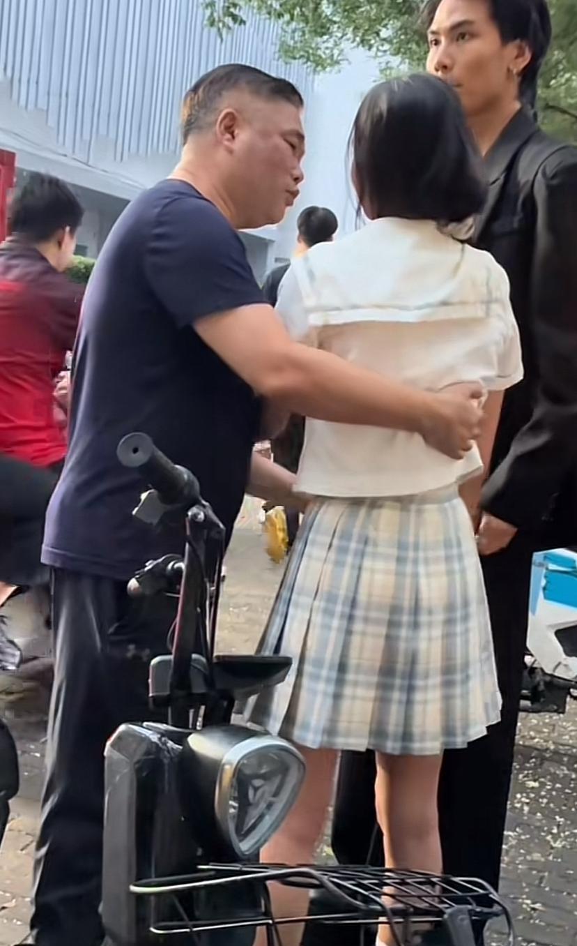 美女听帅哥的，帅哥听大爷的，大爷听美女的。