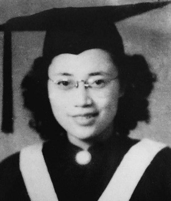 1950年，潜伏在台湾的女地下党，面对敌人的抓捕，她只是走向阳台取下旗袍，而这身
