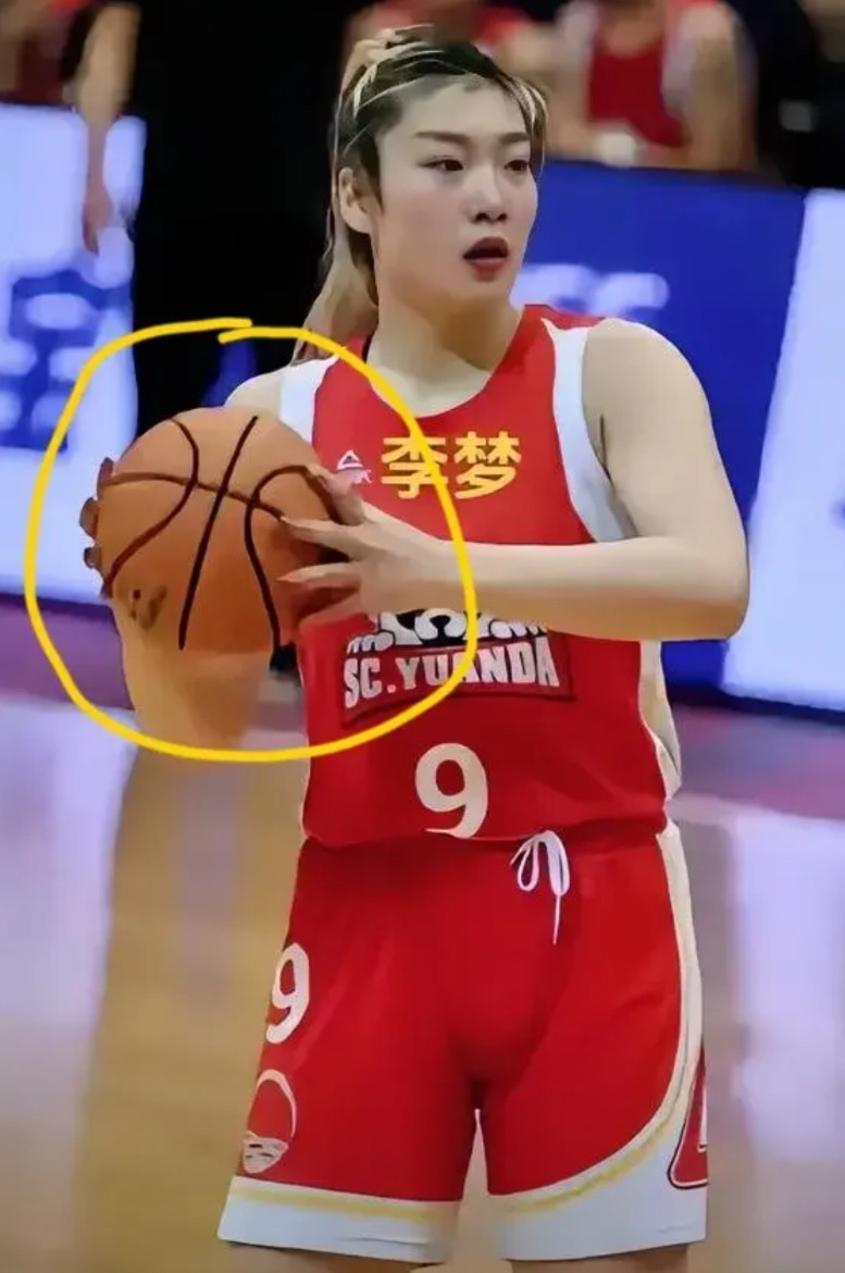 李梦没进国家队，赞助商撤了她的赞助，四年的赞助金额一下减了一半，这支女篮要钱没钱