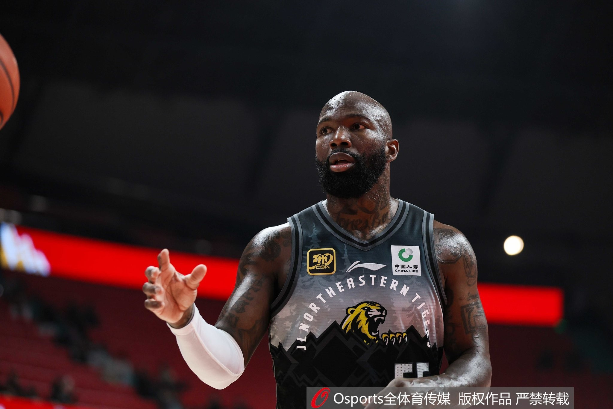 说谁呢? 琼指导: 这些球员谁签的? 回CBA前我不想再看这种比赛了