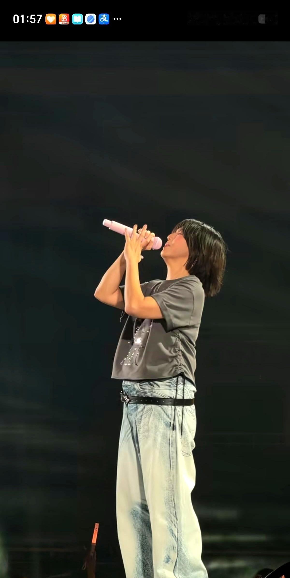 孙燕姿开演唱会，镜头一拉近，眼尖的人死死盯住了她的裤腰——竟然勒着两条腰带。一条规规矩矩系在腰上，另