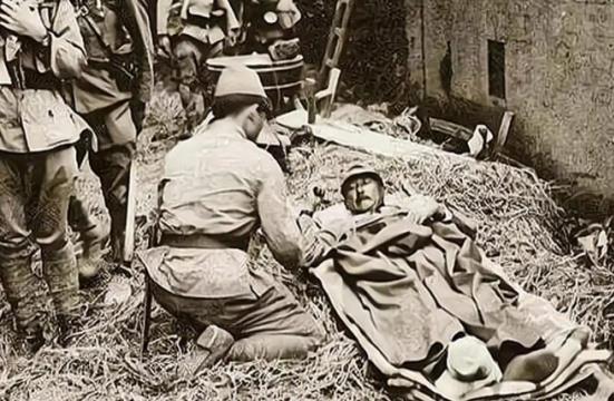 1939年，日军少将中村正雄被击中腹部，身受重伤，军医为了取出子弹，只能切开他的