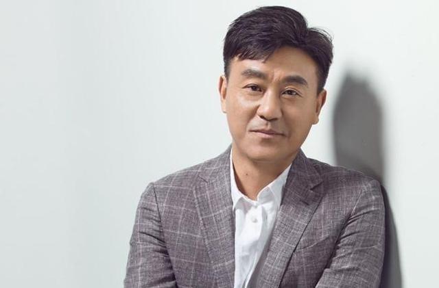 1998年，留学归来的女同学李海洋请何冰吃饭，她说“我都29了，明年30该嫁人了