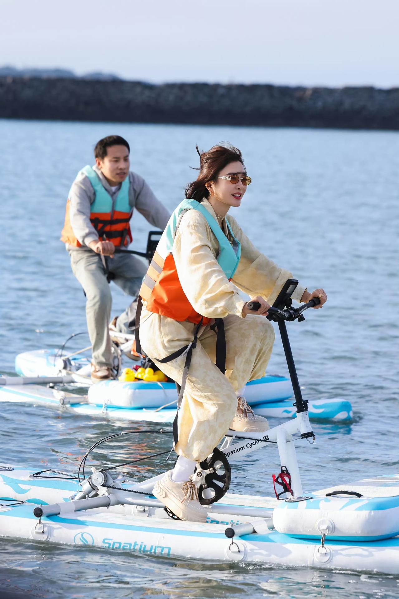 [呲牙笑][呲牙笑][呲牙笑][呲牙笑]秦岚和徐志胜同框照片流出后，真是让人眼前一亮。照