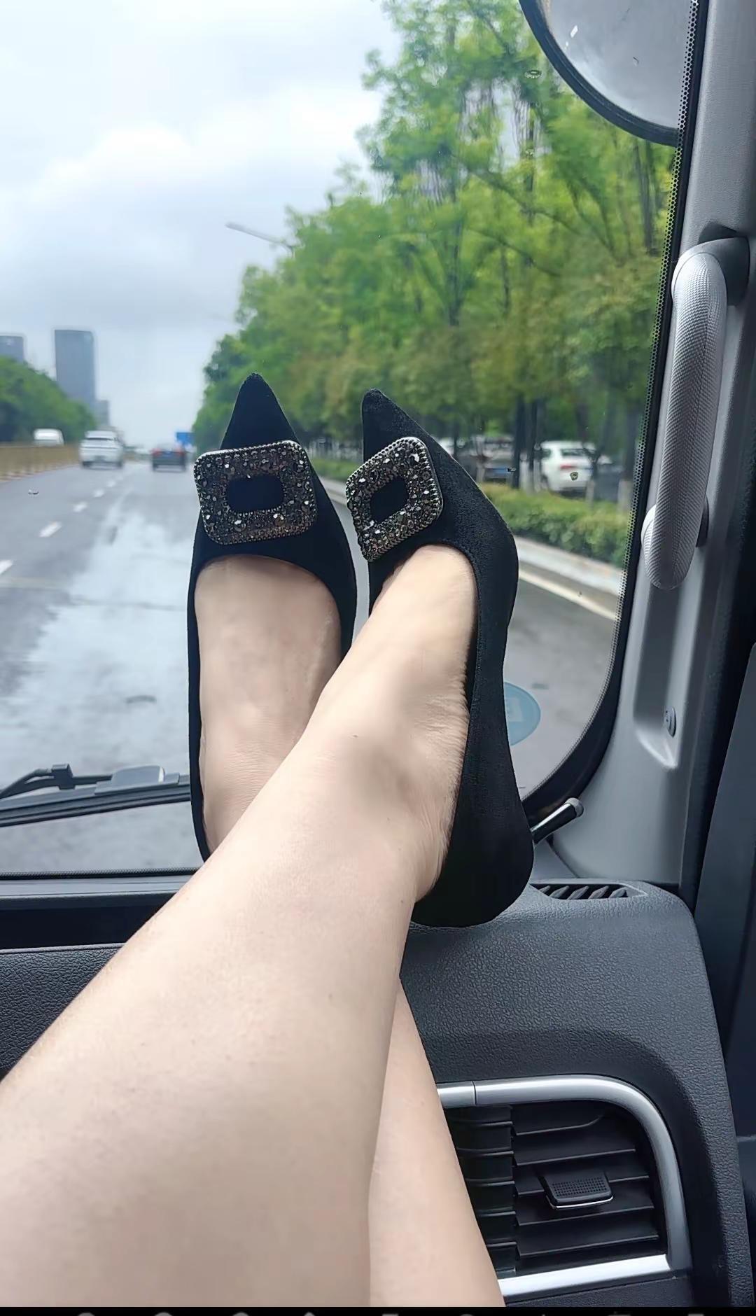 久违的高跟鞋，依然能稳稳的驾驭，生活也是如此，可以偏爱平底鞋的踏实与安全感，也能