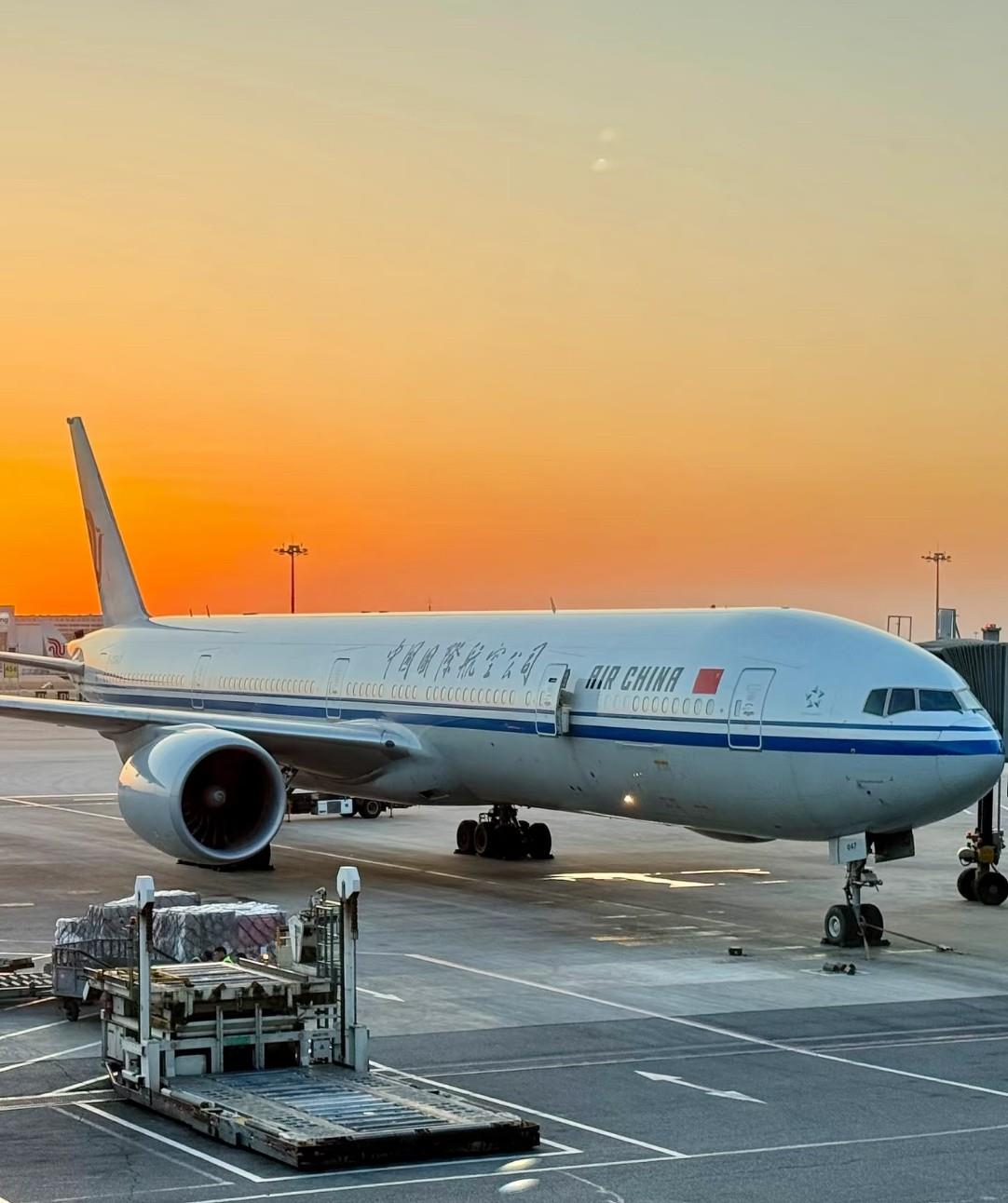 南方航空接连发生两起悲剧第一位机长31岁，收到降级通知后自杀，留下两个孩