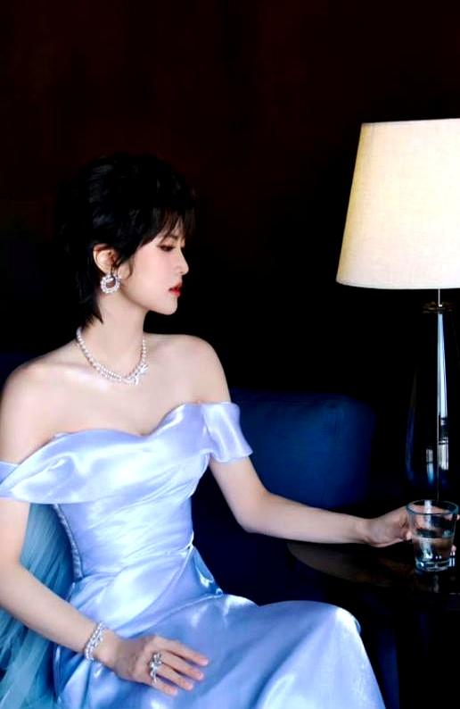 姚安娜又上热搜了！不过这回不是有啥新戏，而是她那身红毯礼服被大家扒了个底朝天。