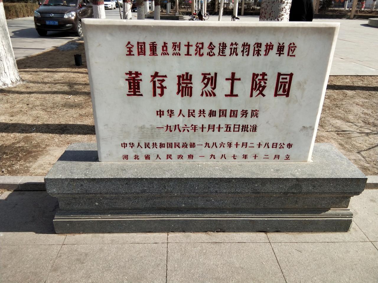 烈士陵园里，墓碑后面那扇小铁门，很少有人真正推开过。门后没有遗体，也没有装着遗骨