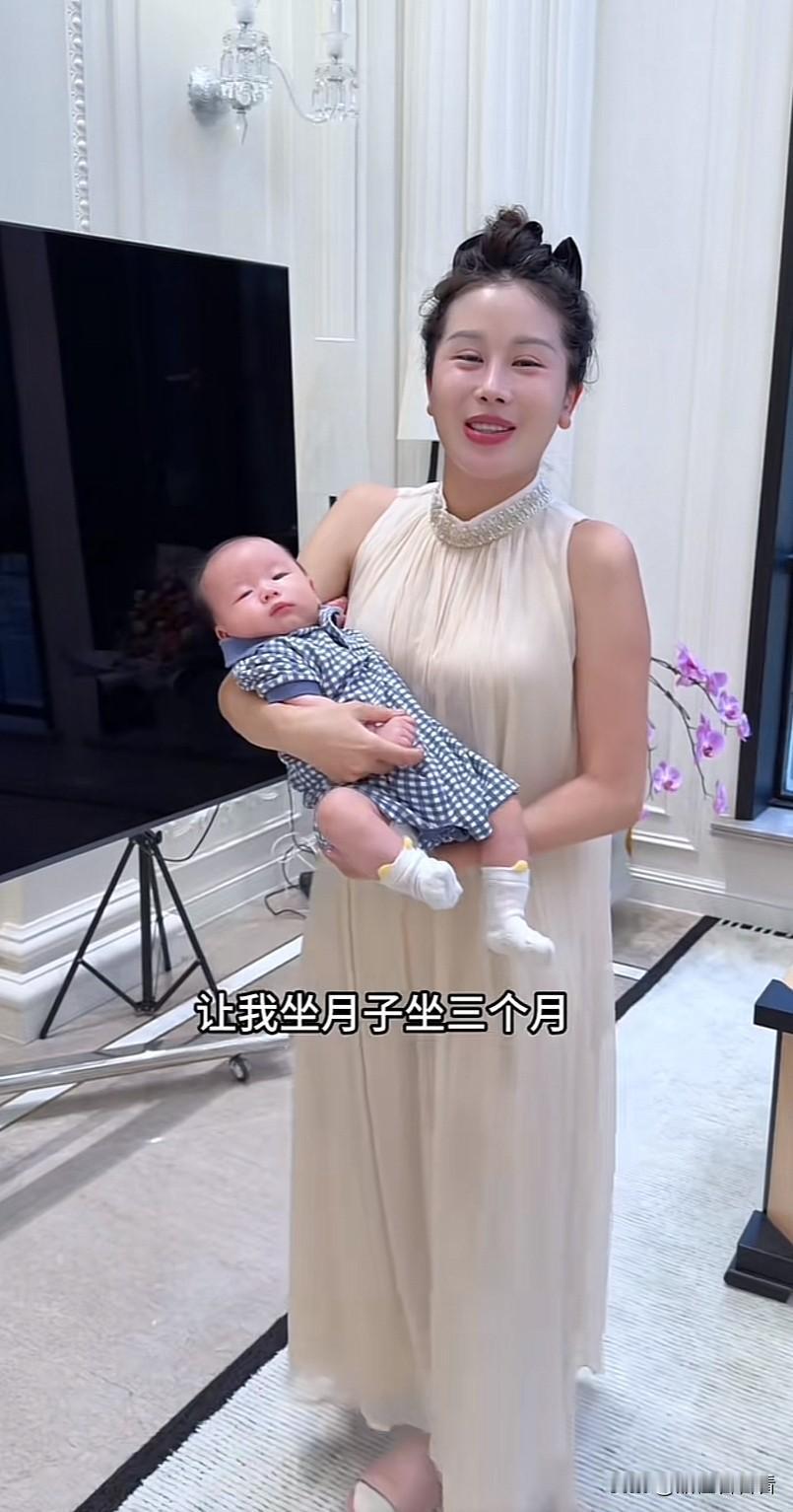 宋玉希说她婆婆让她做三个月的月子，可是她憋不住一个月就出去了，不过回家后还是半坐