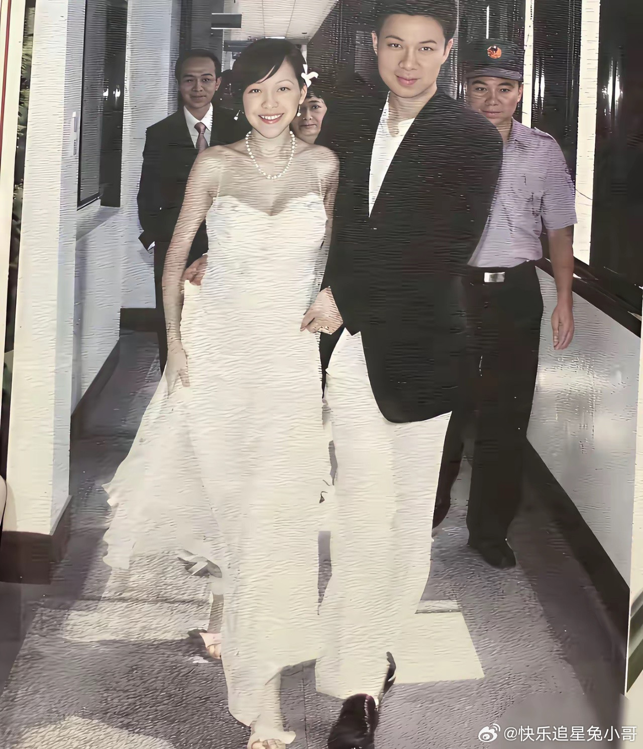 S妈说许雅钧善良容易被利用，小S和老公许雅钧结婚时合照，小S穿婚纱照貌美如花，许