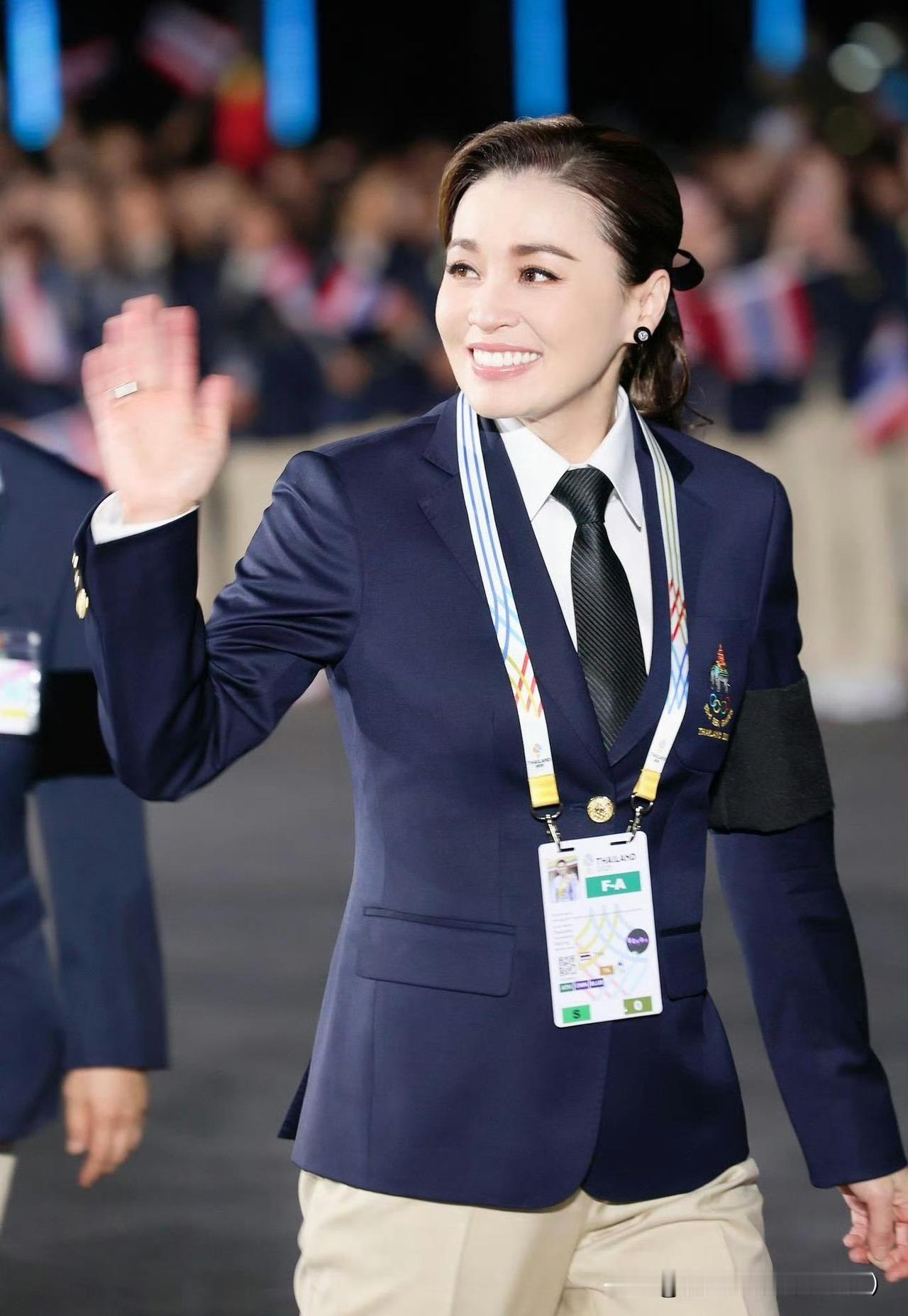 苏提达王后出席东南亚运动会开幕式。西装领带的打扮精气神十足！