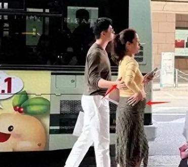 杨采钰印尼度假秀孕态，素颜瑜伽尽显松弛，未婚先孕引关注自上次有网友在日本街头偶