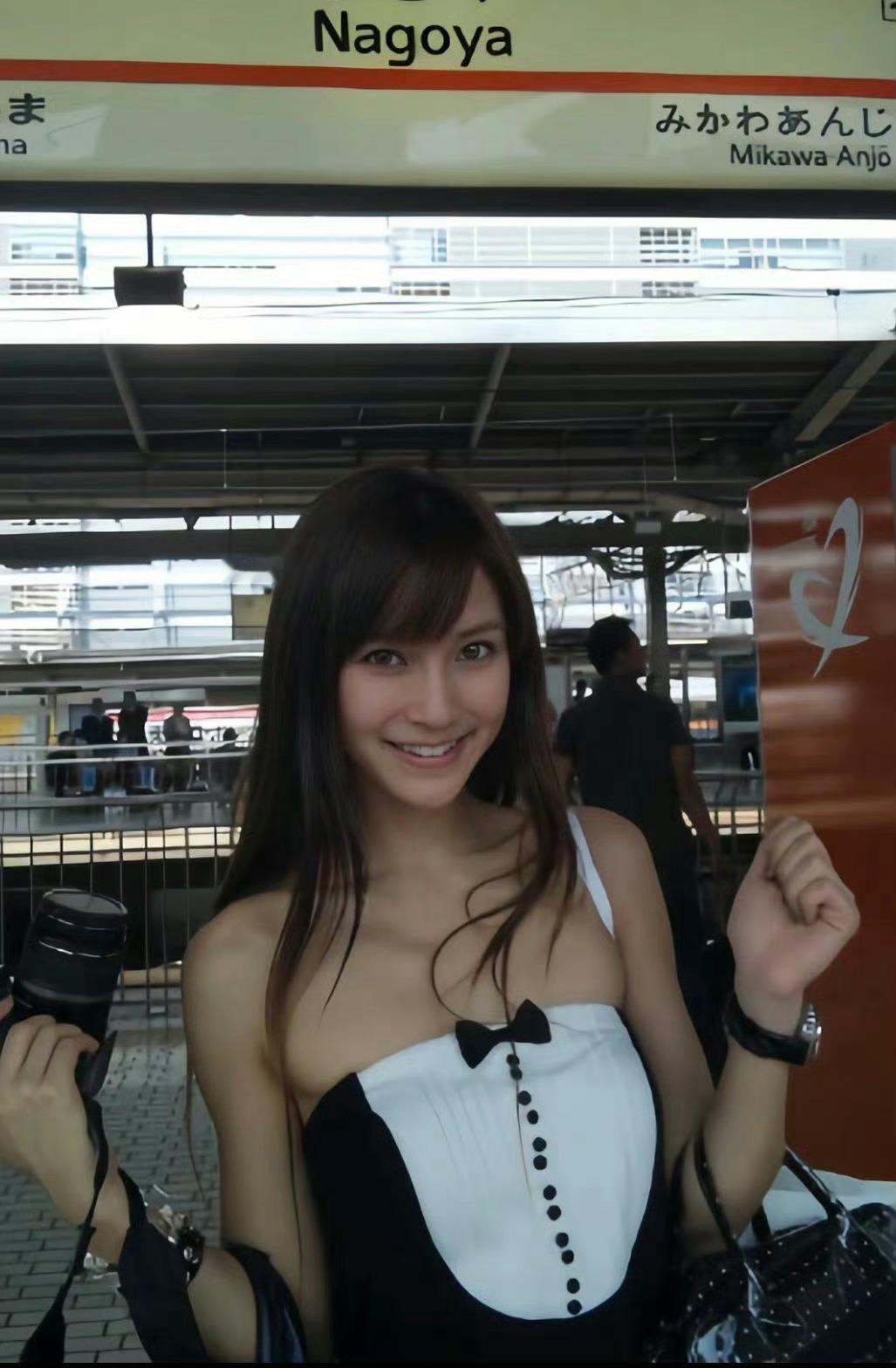 但是她穿这身衣服在人群里一点也不违和俏皮的气质融为一体了….🎧💗