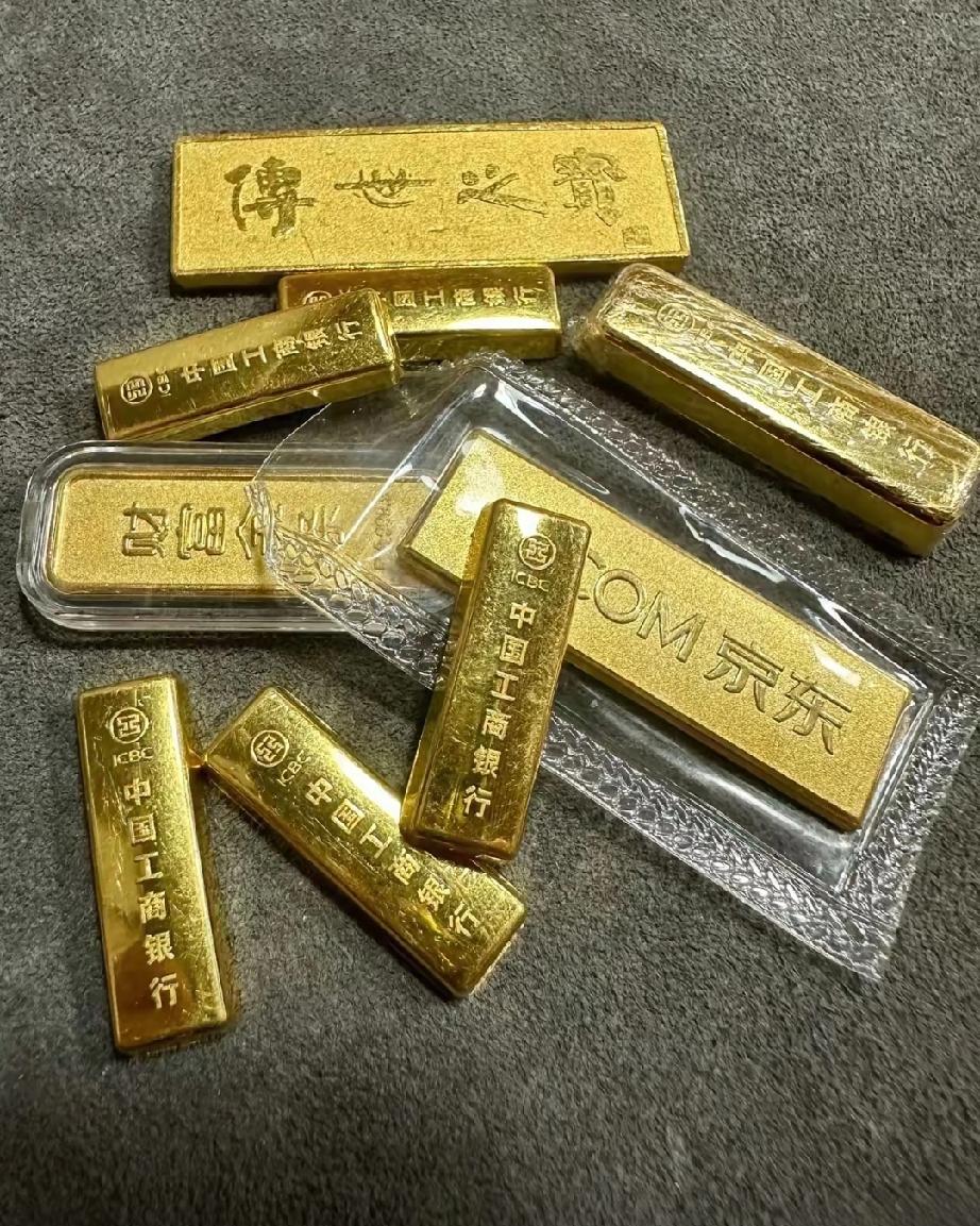 手里存着一堆金子的人，这会儿估计腿都软了！5月2号金价唰地一下，从1023掉到