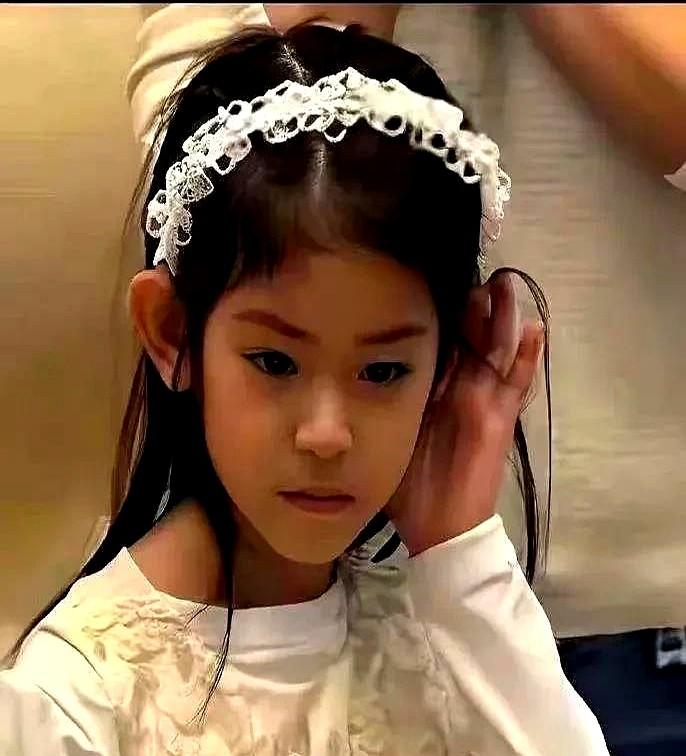 林心如霍建华女儿长得怪怪的，额头短尖下巴。大家翻出霍建华的照片一对比，发现女