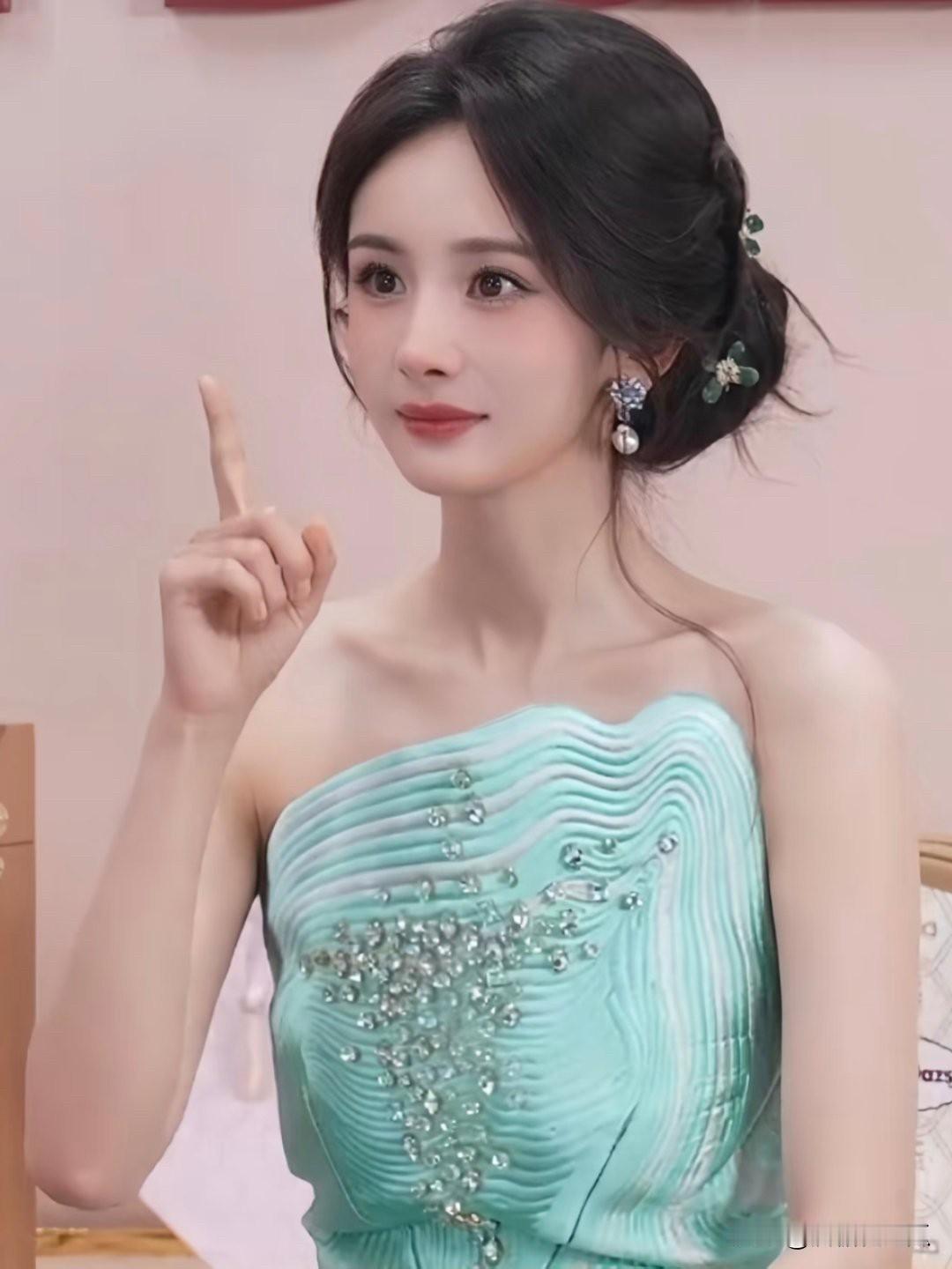 杨幂和祝绪丹给所有打工人提了个醒，那就是你可以中立，也可以站队，但是千万不能两