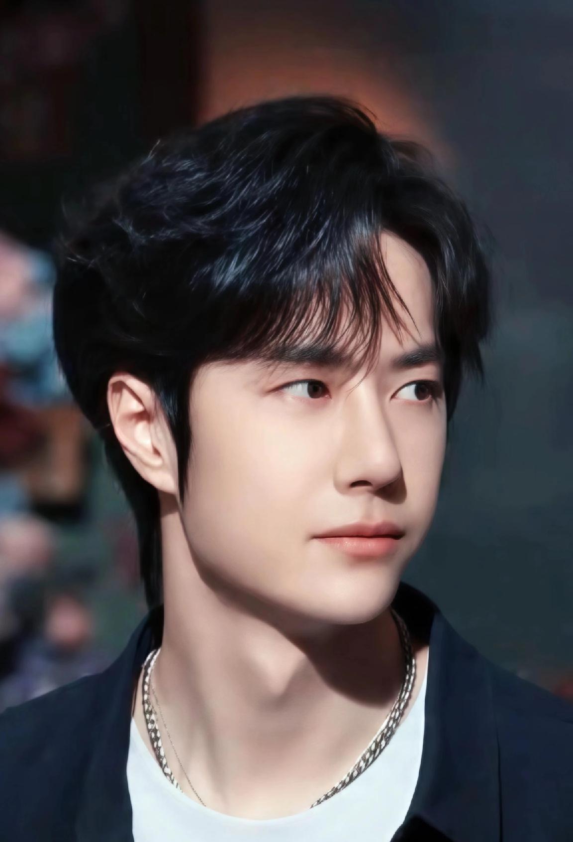 最近，有个娱乐圈八卦让人有点摸不着头脑。知名偶像王一博疑似不和经纪公司乐华续约了