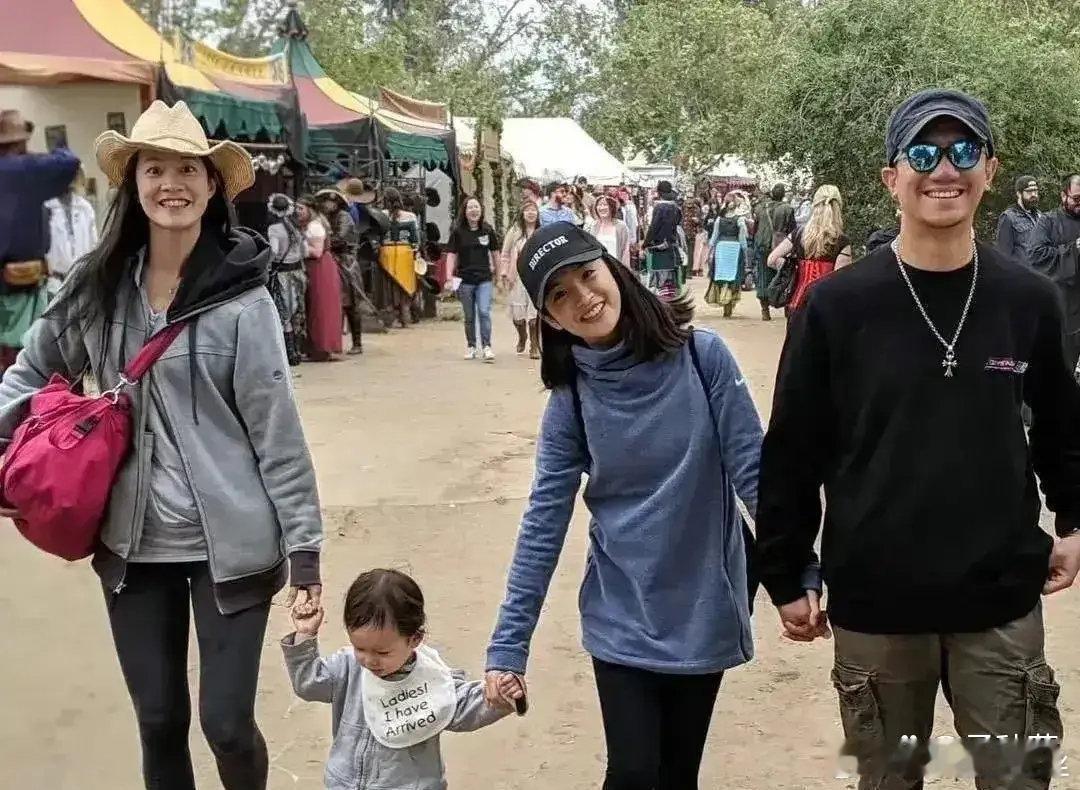 之前刷到网友街头偶遇林依晨夫妻俩出游的同框照，第一眼真的被她老公林于超帅到了。