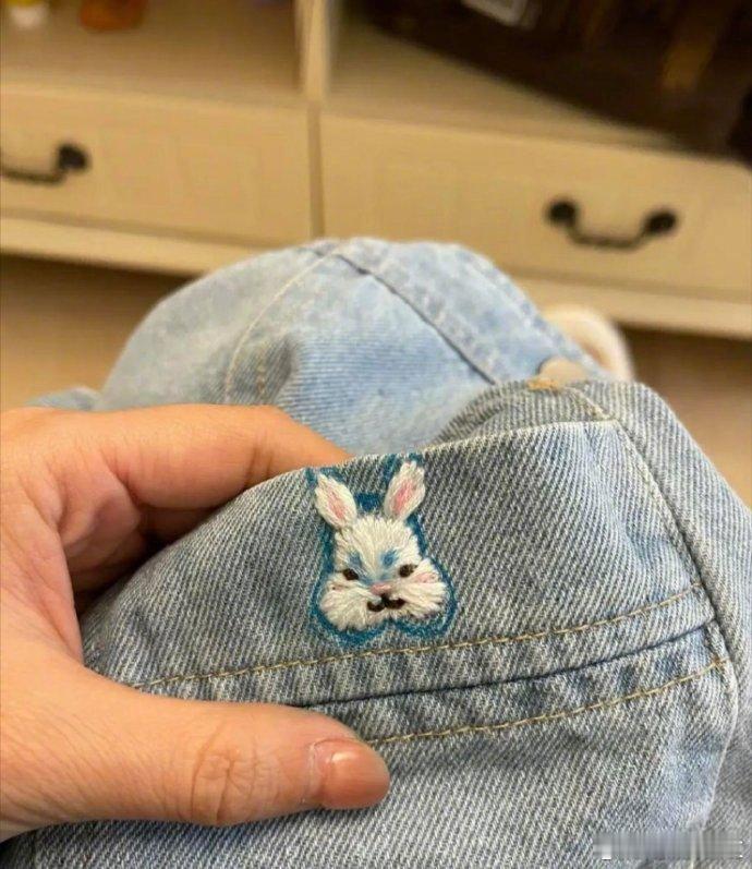 裤子破了个洞，奶奶给绣了只小兔子​​​​