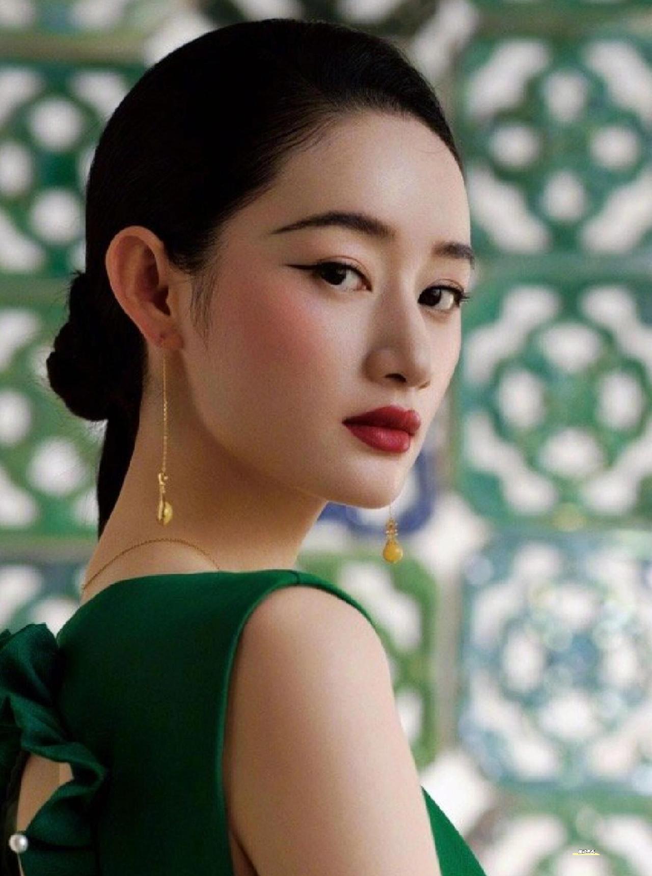 郭晓婷这人是真特别，内娱想找个跟她撞脸的都难。她不是那种一眼晃过去惊为天人的