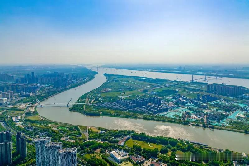 南京楼市的这个抄底时刻真难以把握。南京楼市1月到4月里面，南京楼市的各个板块房