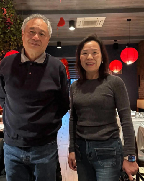 70岁李安纽约现身，白发秃头腰背佝偻，影迷担忧盼健康