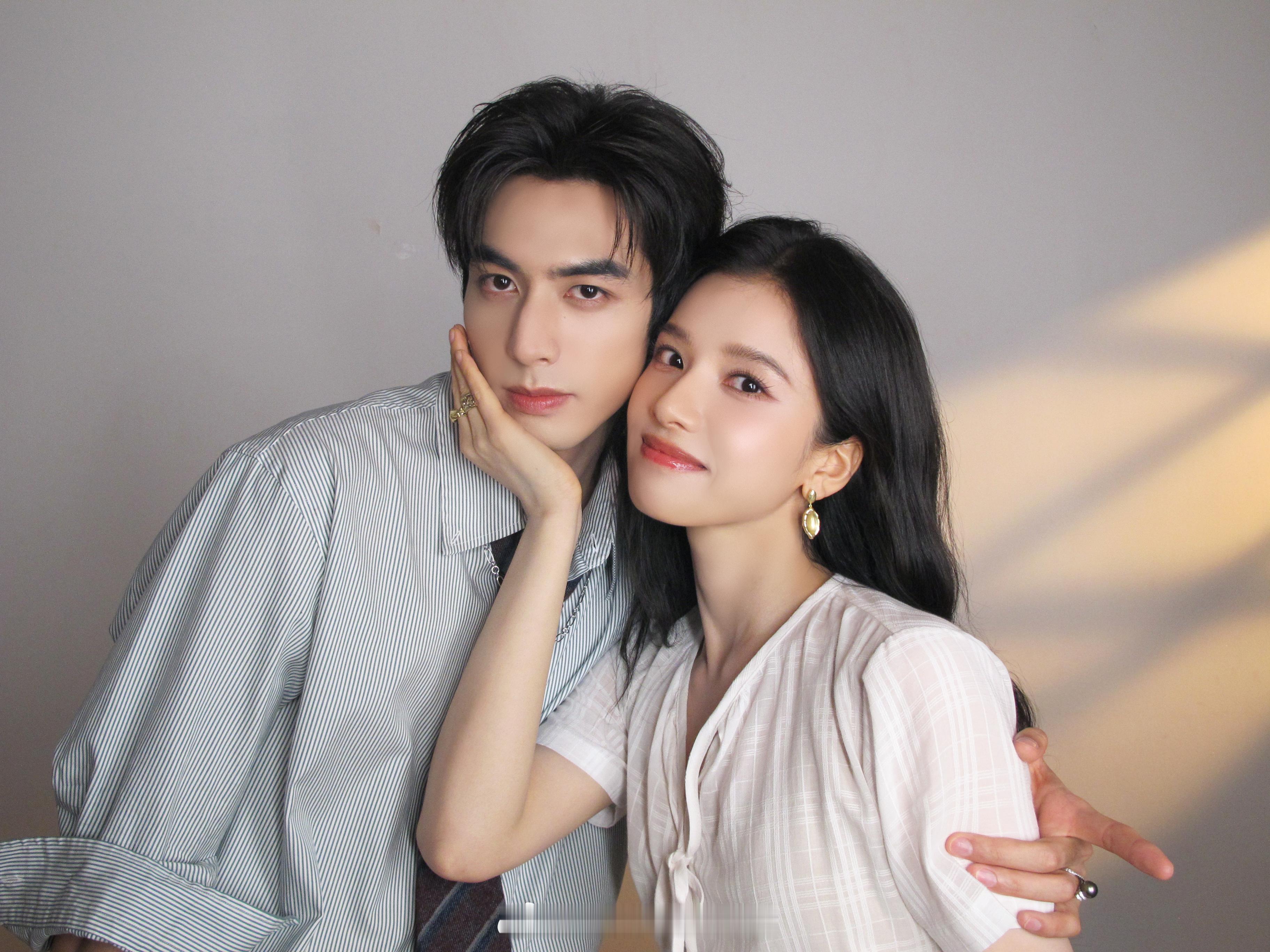宋威龙张婧仪捧对方的脸合照OMG，怎么这么搭啊！！！
