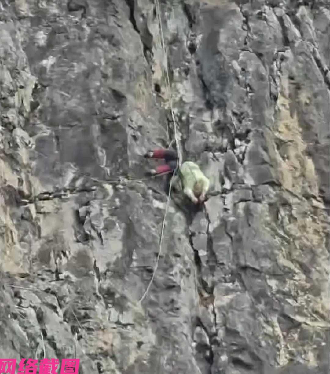 某两名男女在云南玉溪的大黑山中攀岩，准备由山上滑落下降时，随身的绳索却突卡入岩缝