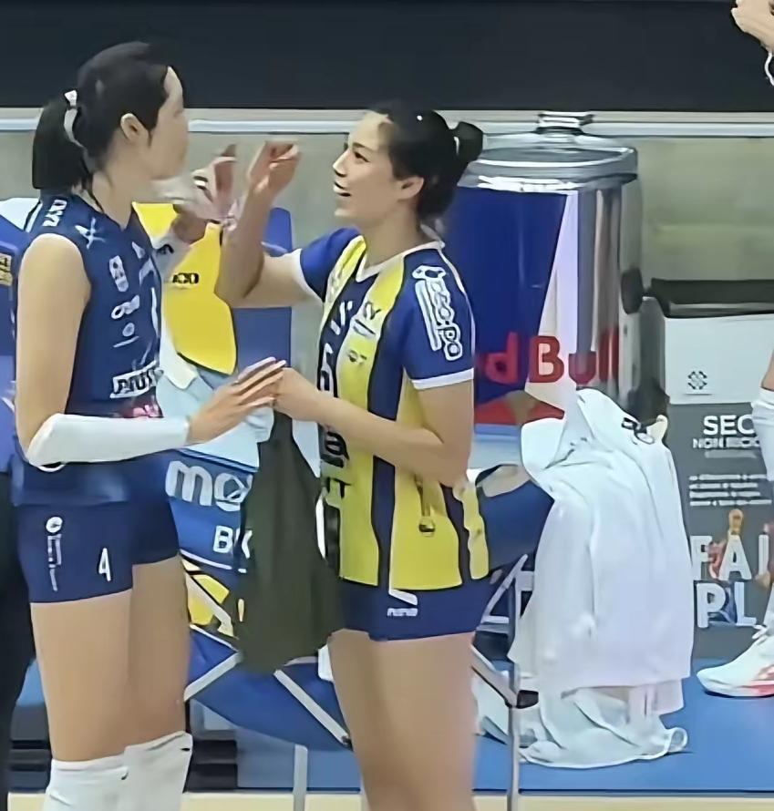 她把球扣在师妹脸上的那一刻，我就知道这场中国德比没这么简单。记分牌是冰冷的3: