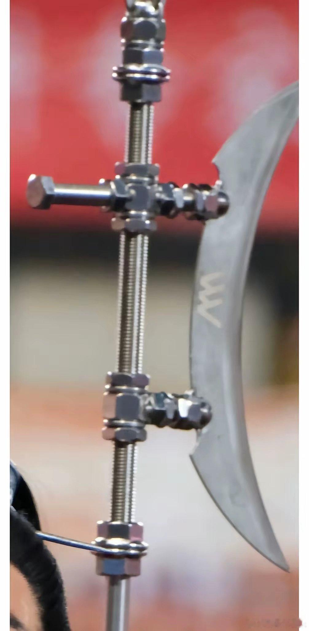 原来项羽当年用的是不锈钢管做的方天画戟。。。