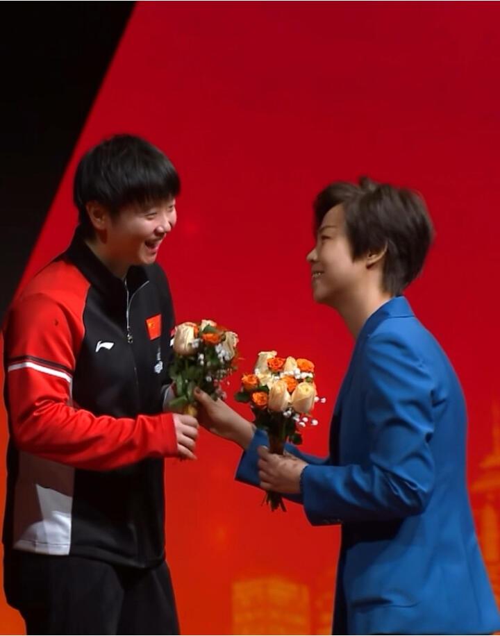 莎莎的偶像给莎莎和楚钦颁奖了，张怡宁看到莎莎，倍感欣慰，表情全在心里！有开心，