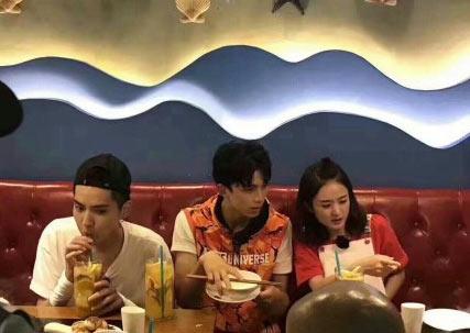 赵丽颖录节目享受女王待遇 吴亦凡搭肩吴磊摇扇