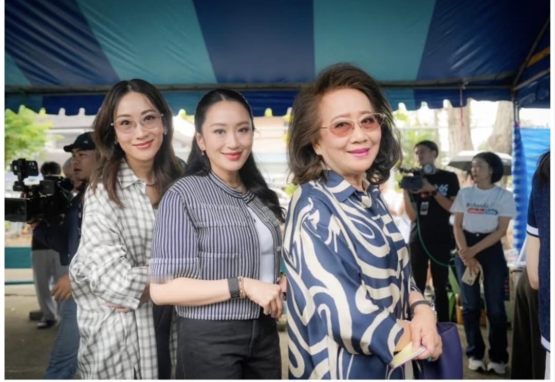 2月8日，西那瓦家族重要人物都出场了，参加了选举总理的投票活动！佩通坦夫妇，萍通