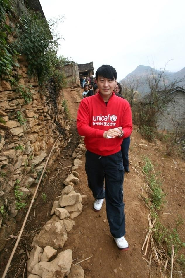 黎明是香港四大天王之一，横跨歌坛、影坛数十年，兼具顶尖艺术造诣与深远社会影响力，是华语娱乐圈全能标杆